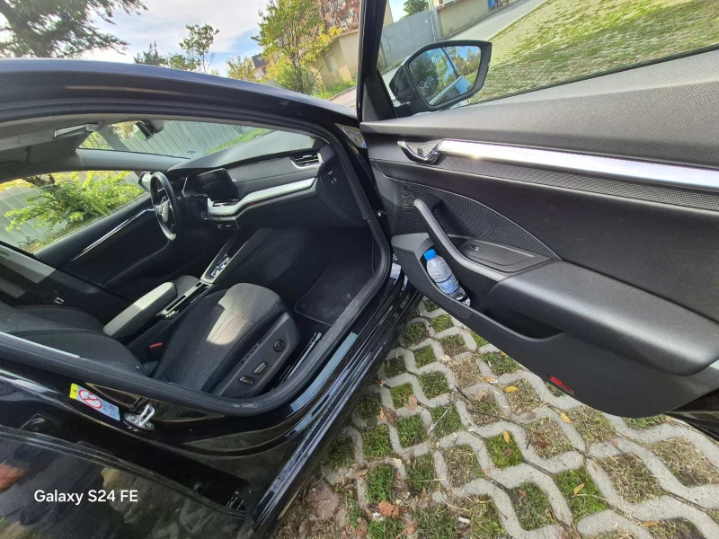 Skoda Octavia COMBI 2.0 TDI First Edition, снимка 9 - Автомобили и джипове - 52275618