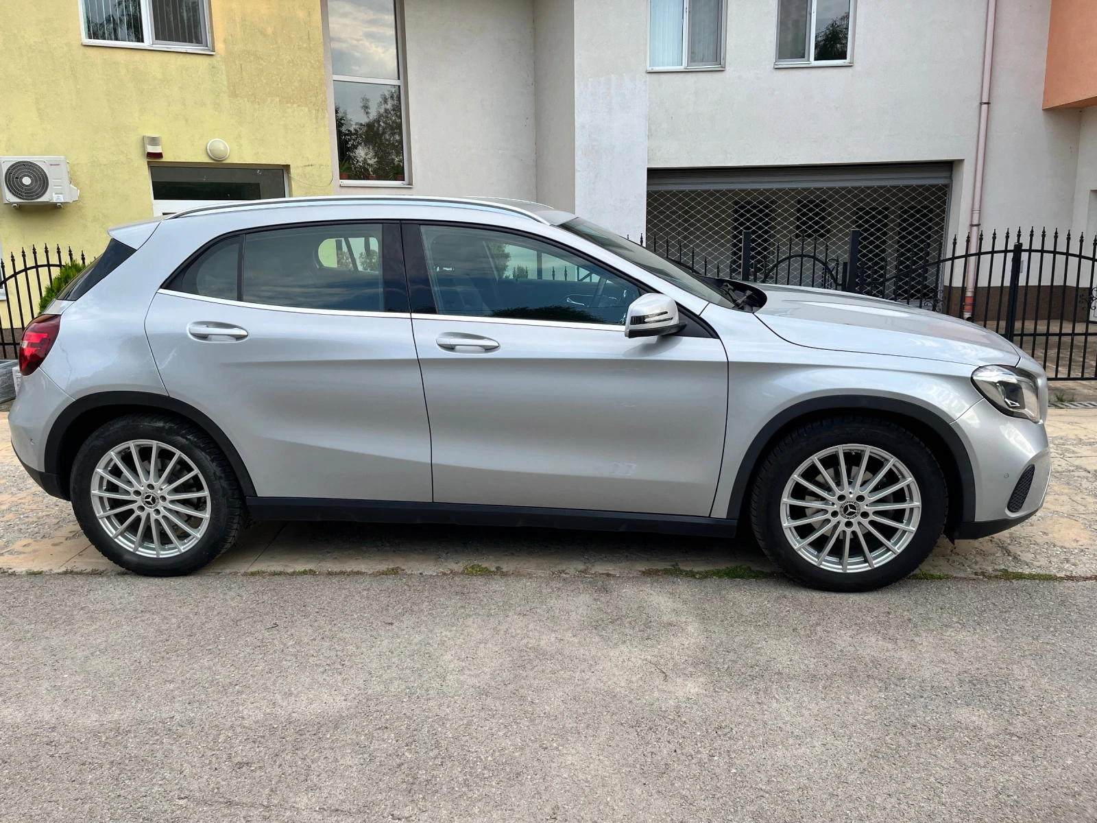 Mercedes-Benz GLA 180  - изображение 8