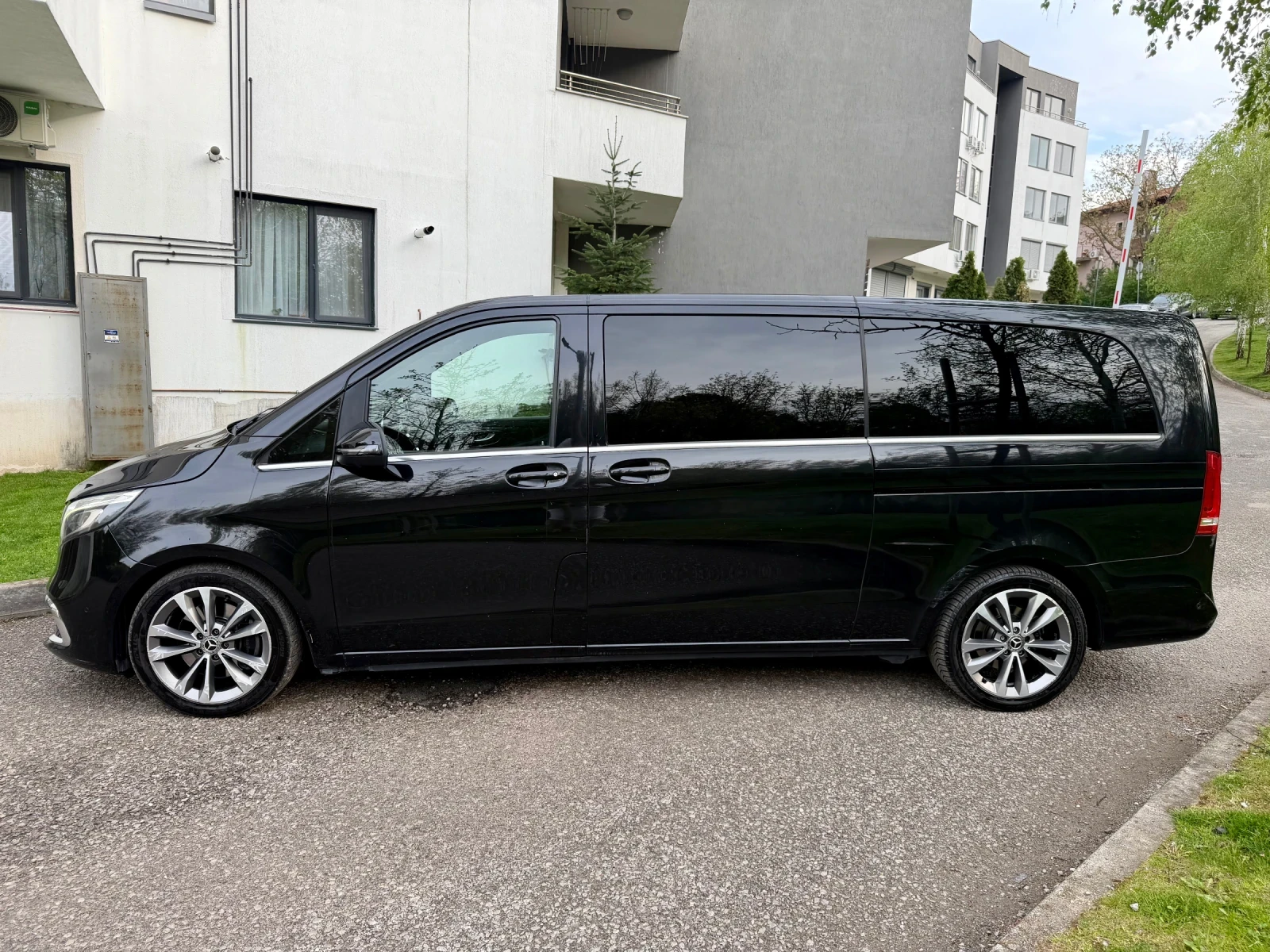 Mercedes-Benz V 300 AMG 300d EXTRA LONG FACELIFT, снимка 4 - Автомобили и джипове - 54024264