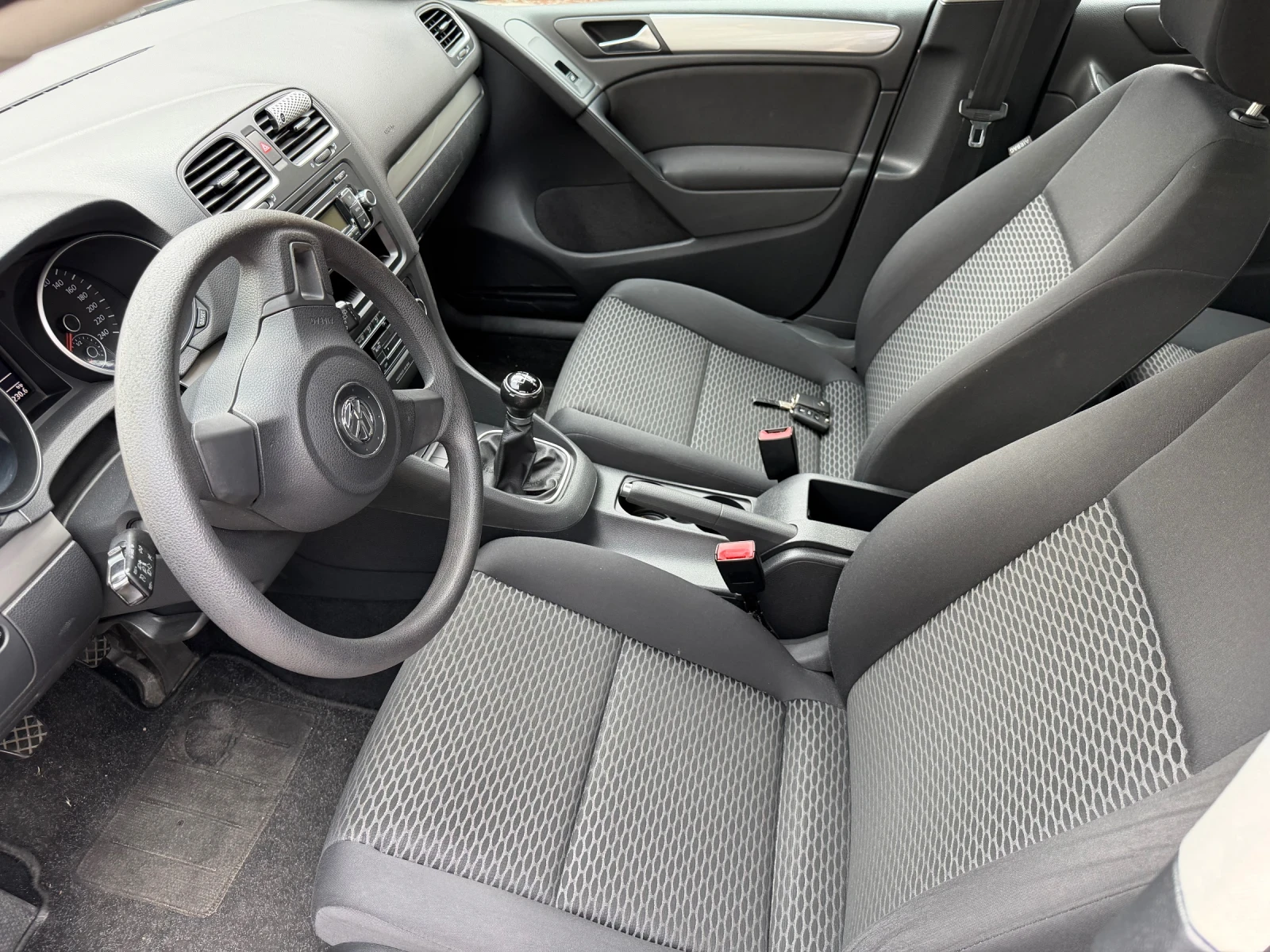 VW Golf 1.6 TDi / KLIMATRONIK, снимка 8 - Автомобили и джипове - 54875092