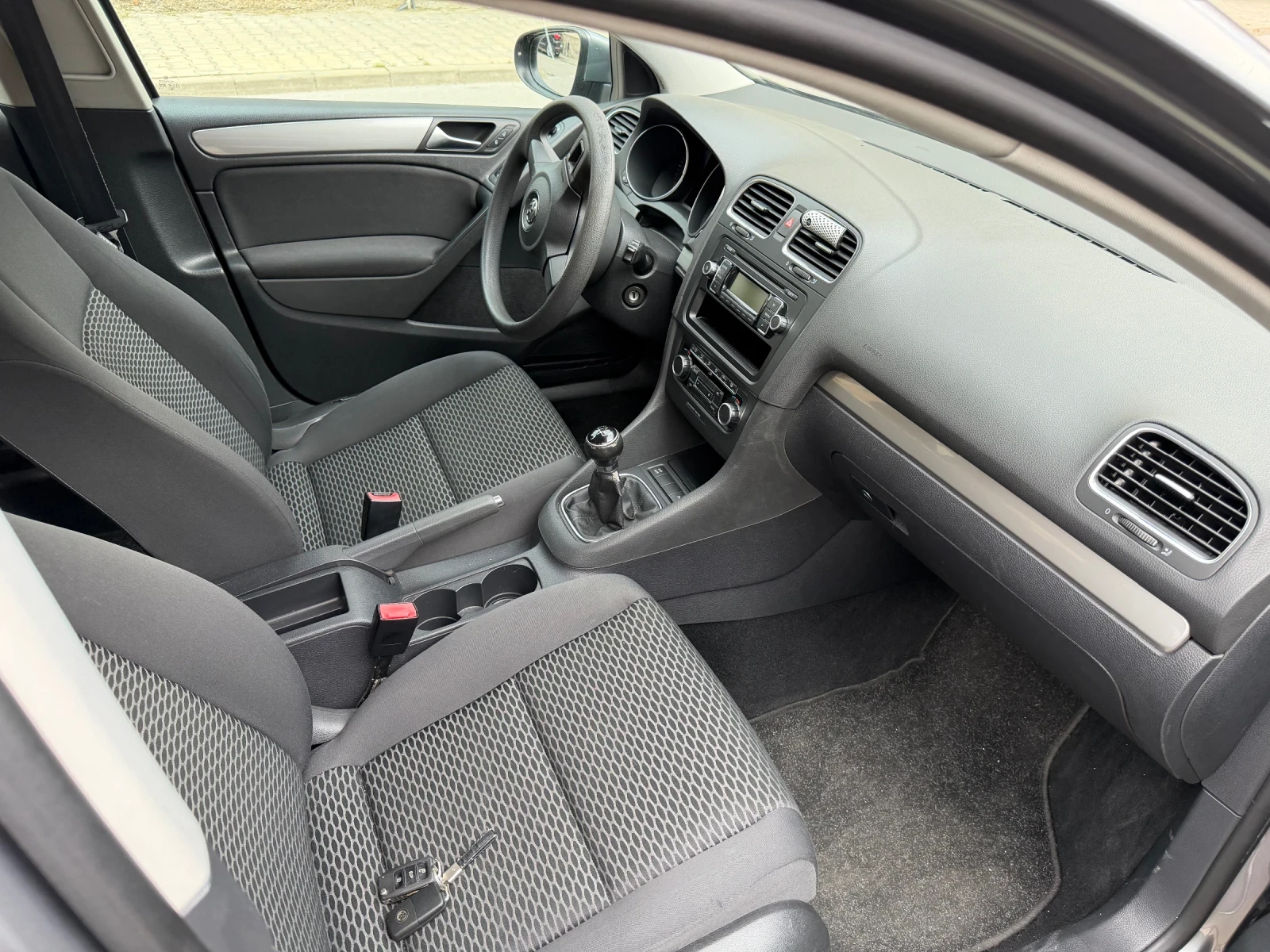 VW Golf 1.6 TDi / KLIMATRONIK, снимка 5 - Автомобили и джипове - 54875092