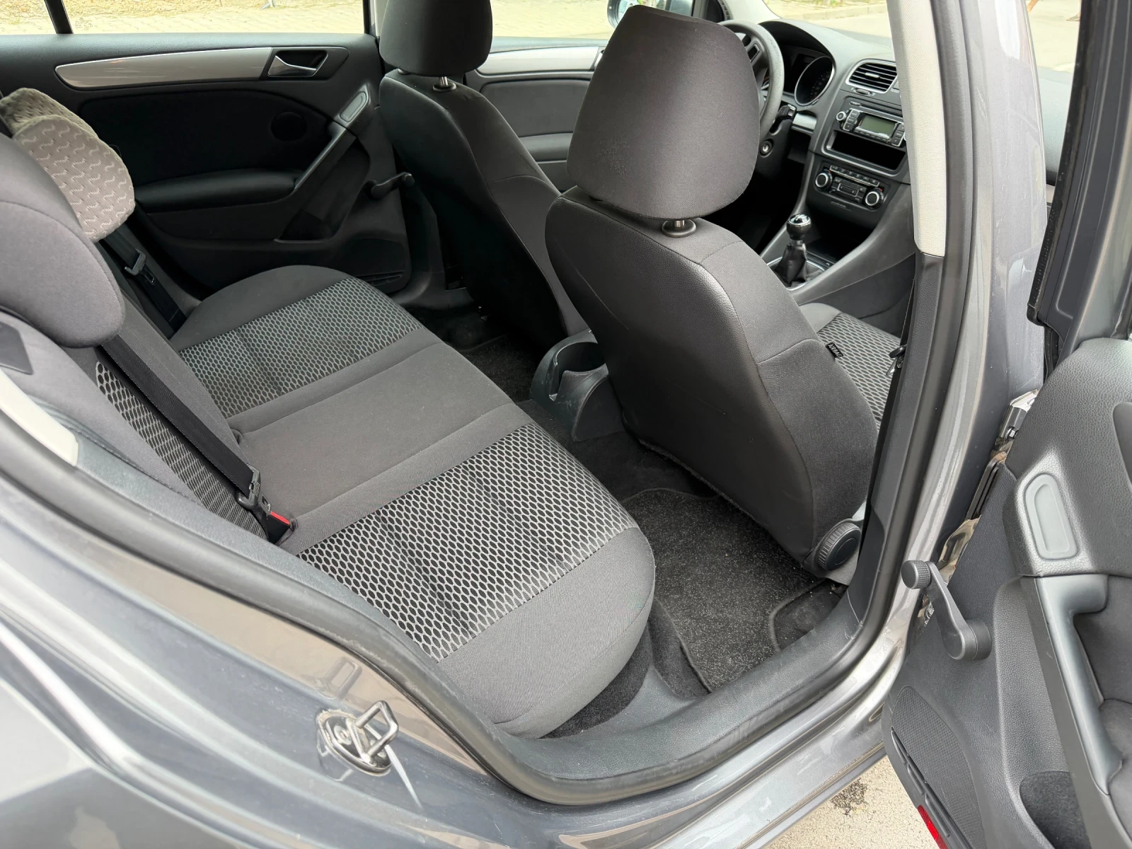 VW Golf 1.6 TDi / KLIMATRONIK, снимка 6 - Автомобили и джипове - 54875092