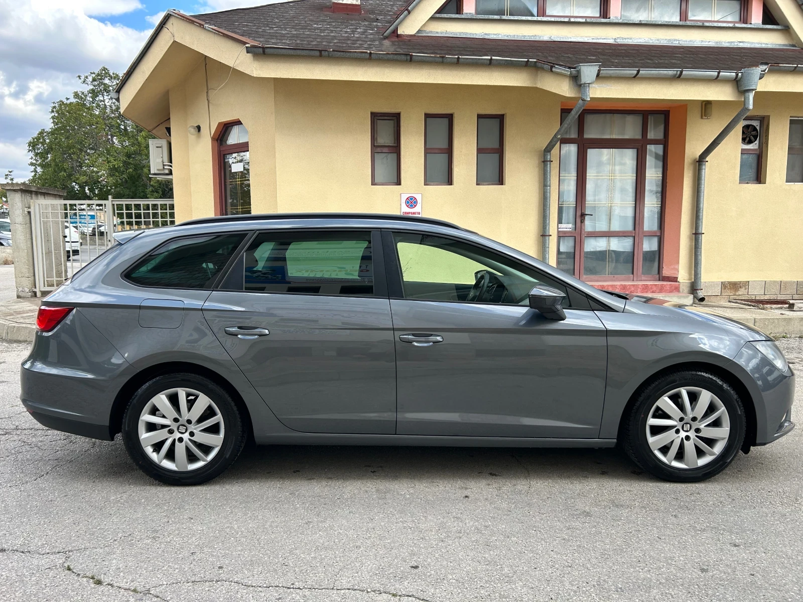 Seat Leon 1.6TDI ЕВРО 5 НАВИ, снимка 4 - Автомобили и джипове - 56183870