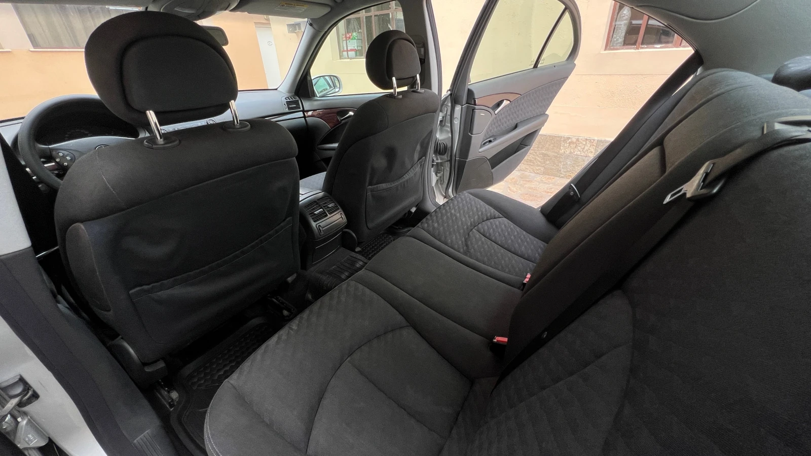 Mercedes-Benz E 220 CDI, снимка 10 - Автомобили и джипове - 56523419