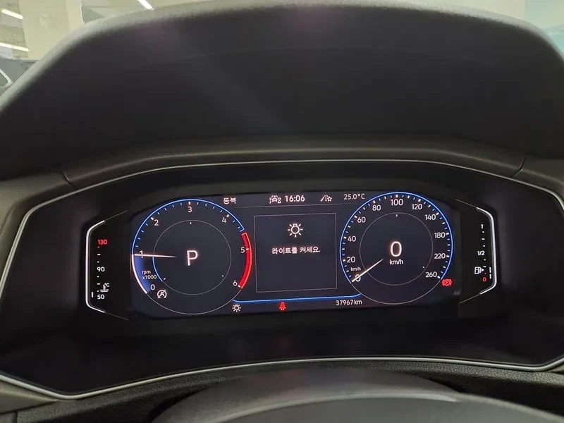 VW T-Roc 2.0 Tdi Style, снимка 16 - Автомобили и джипове - 56116494