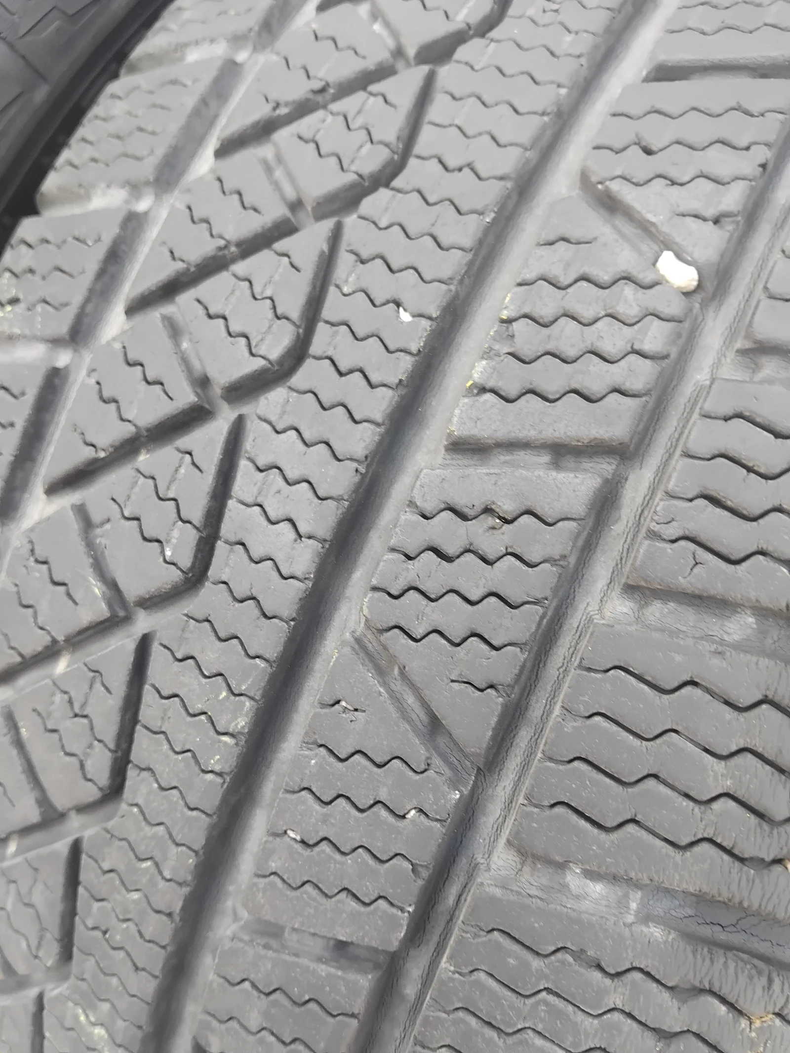 Nissan Qashqai 3броя гуми за Джип 225/45R19 Зимни 40 евро за всич, снимка 7 - Автомобили и джипове - 55071659
