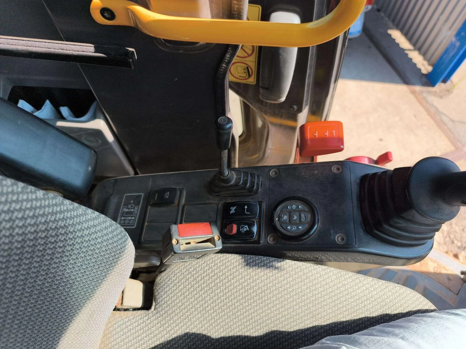 Багер Volvo ECR 235 D L ДВЕ КОФИ ЛИЗИНГ, снимка 12 - Индустриална техника - 55805523