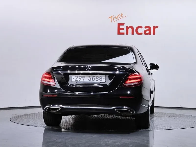 Mercedes-Benz E 300 4Matic Exclusive, снимка 4 - Автомобили и джипове - 55991723