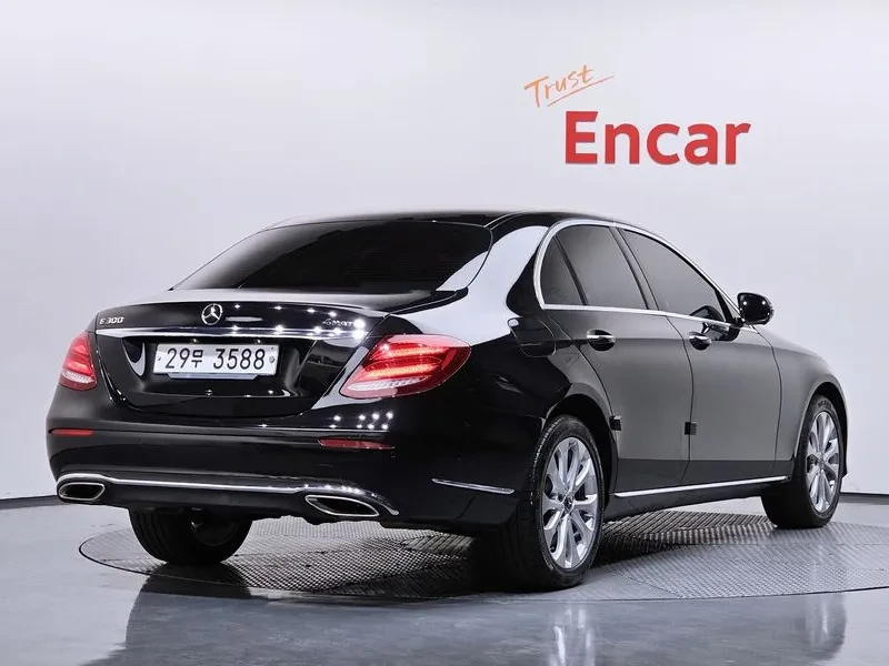 Mercedes-Benz E 300 4Matic Exclusive, снимка 2 - Автомобили и джипове - 55991723