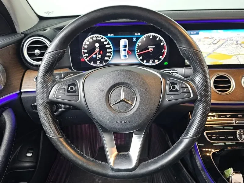 Mercedes-Benz E 300 4Matic Exclusive, снимка 13 - Автомобили и джипове - 55991723