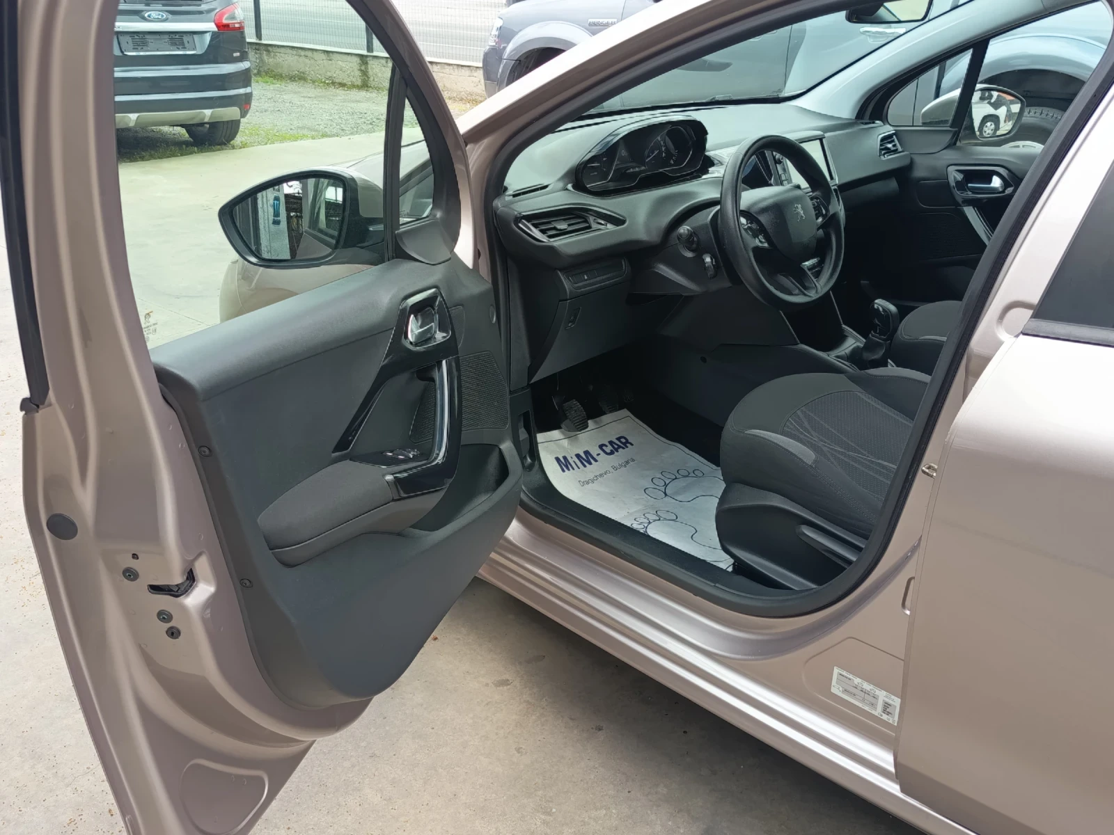 Peugeot 208 1.4i, снимка 9 - Автомобили и джипове - 54510364