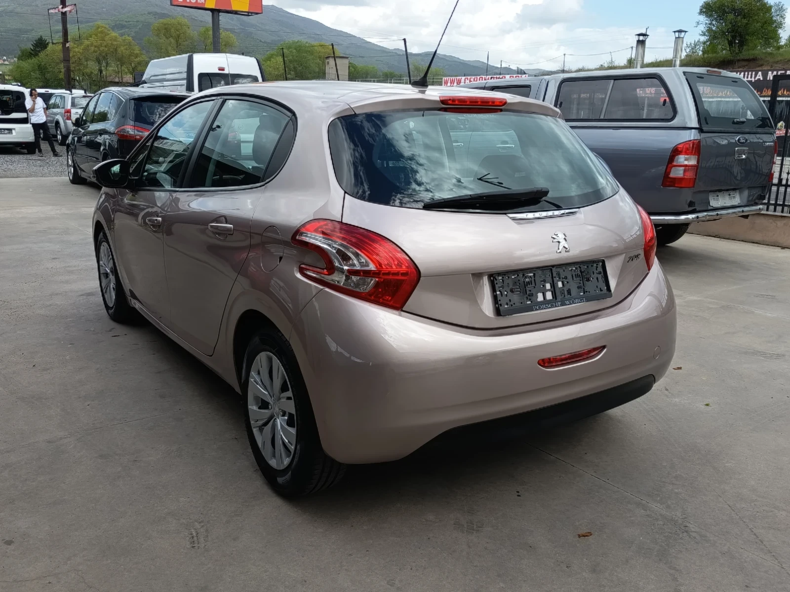 Peugeot 208 1.4i, снимка 6 - Автомобили и джипове - 54510364