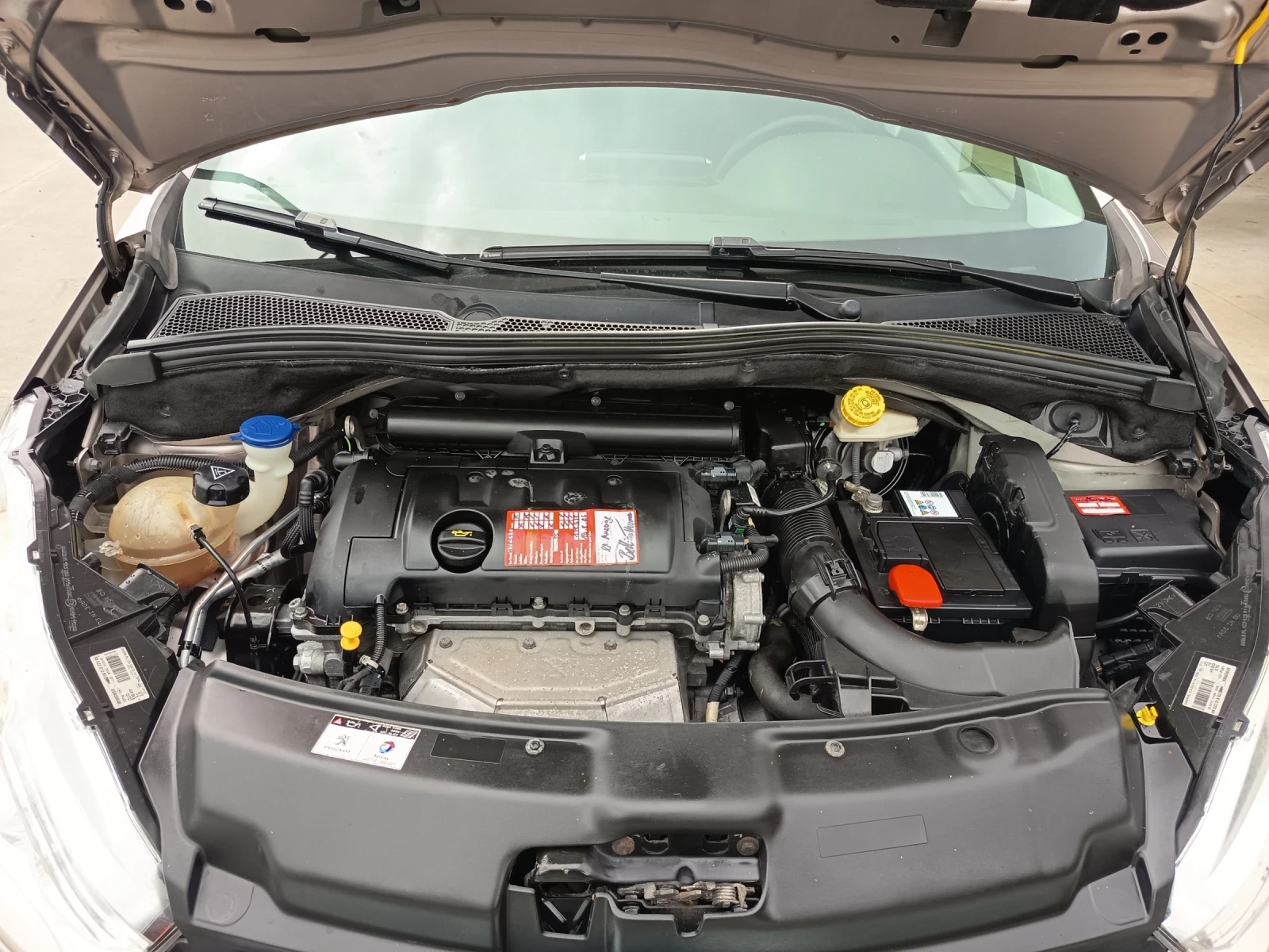 Peugeot 208 1.4i, снимка 13 - Автомобили и джипове - 54510364