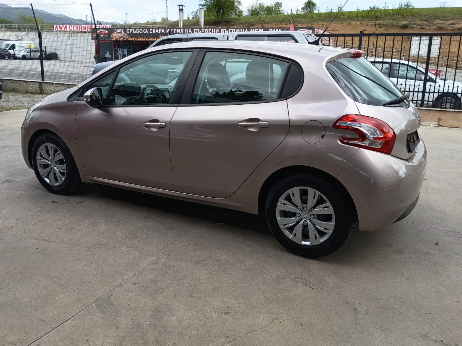 Peugeot 208 1.4i, снимка 7 - Автомобили и джипове - 54510364