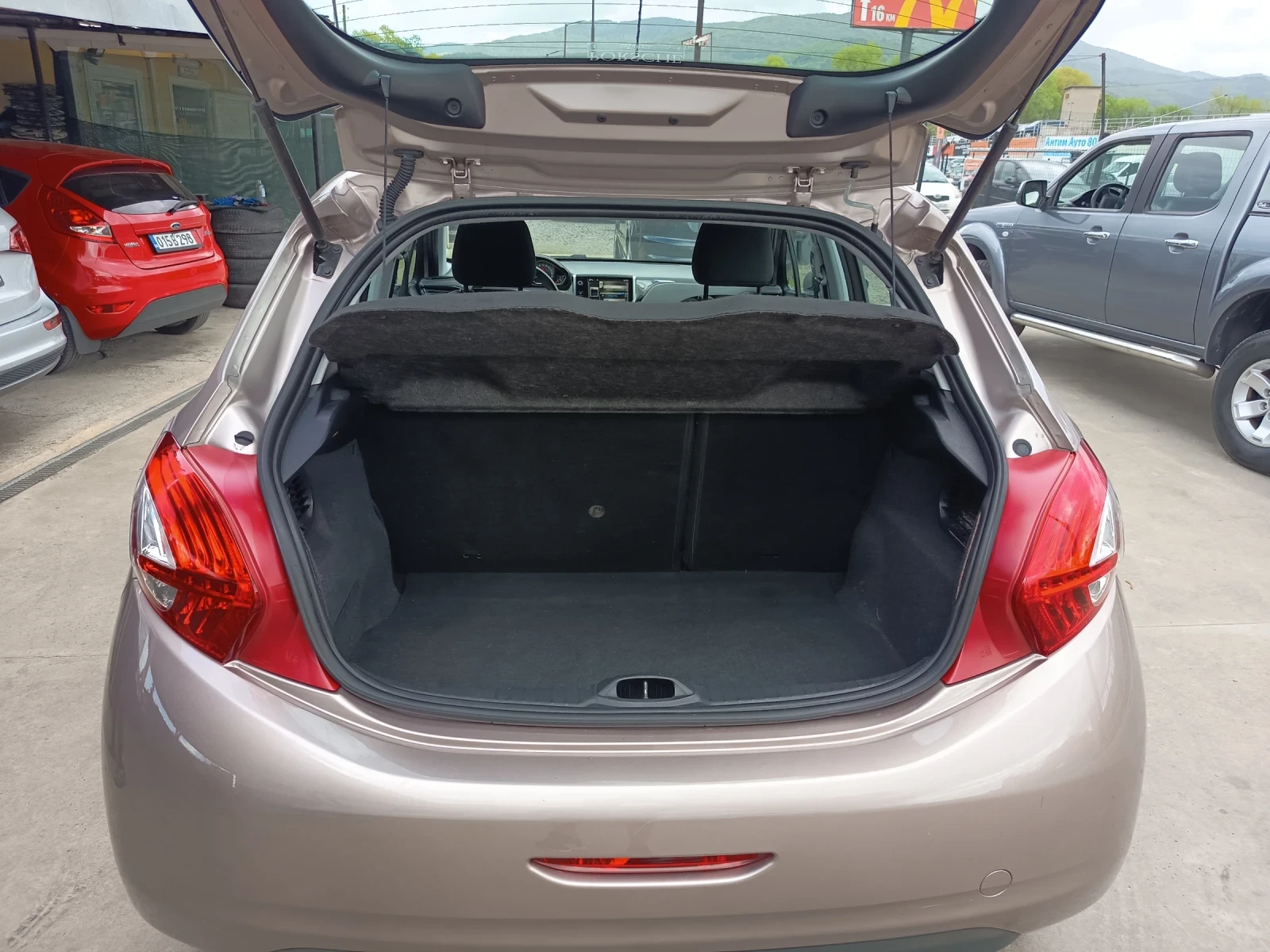 Peugeot 208 1.4i, снимка 12 - Автомобили и джипове - 54510364