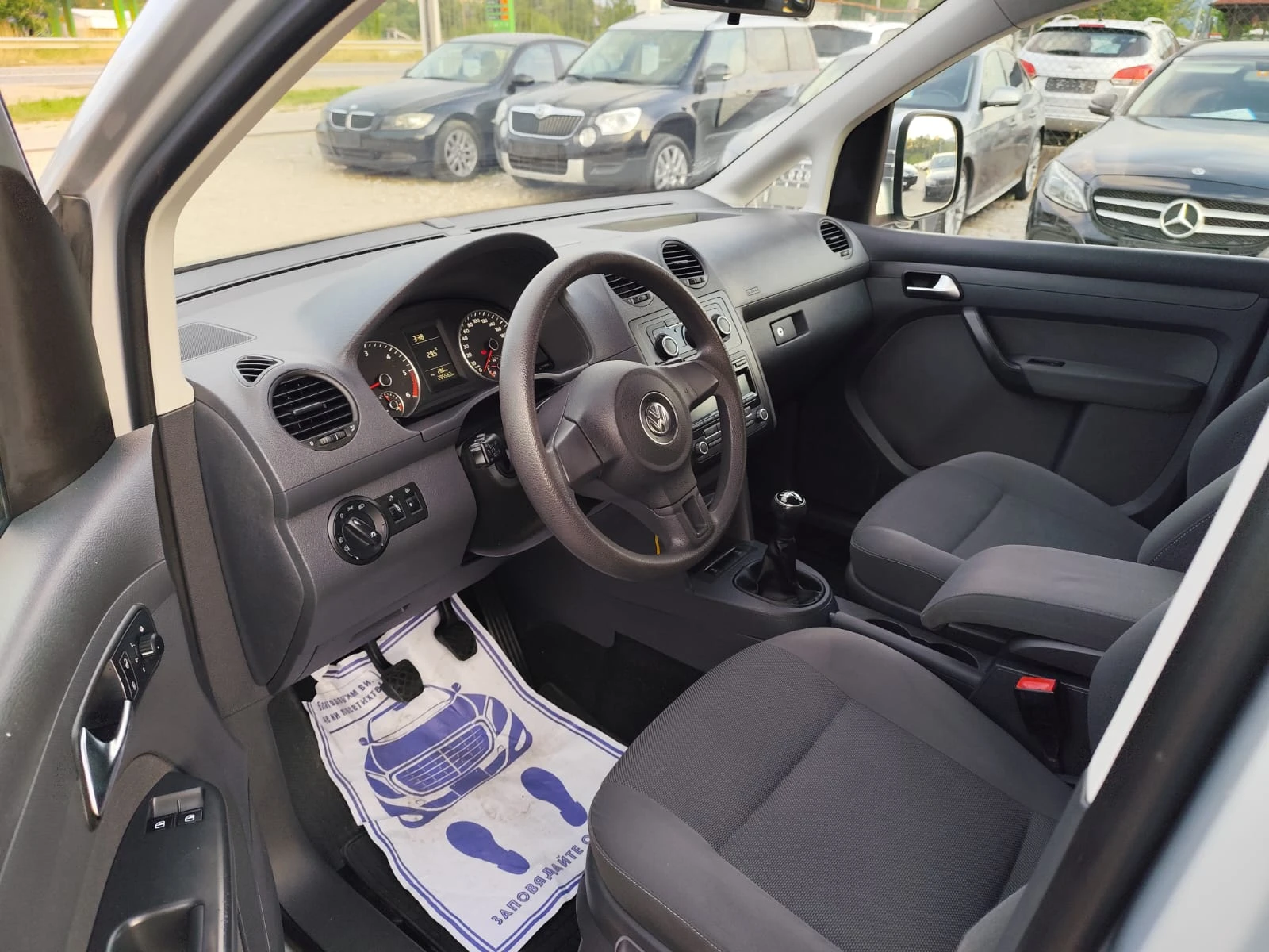 VW Caddy 1.6 дизел, снимка 13 - Автомобили и джипове - 55313269