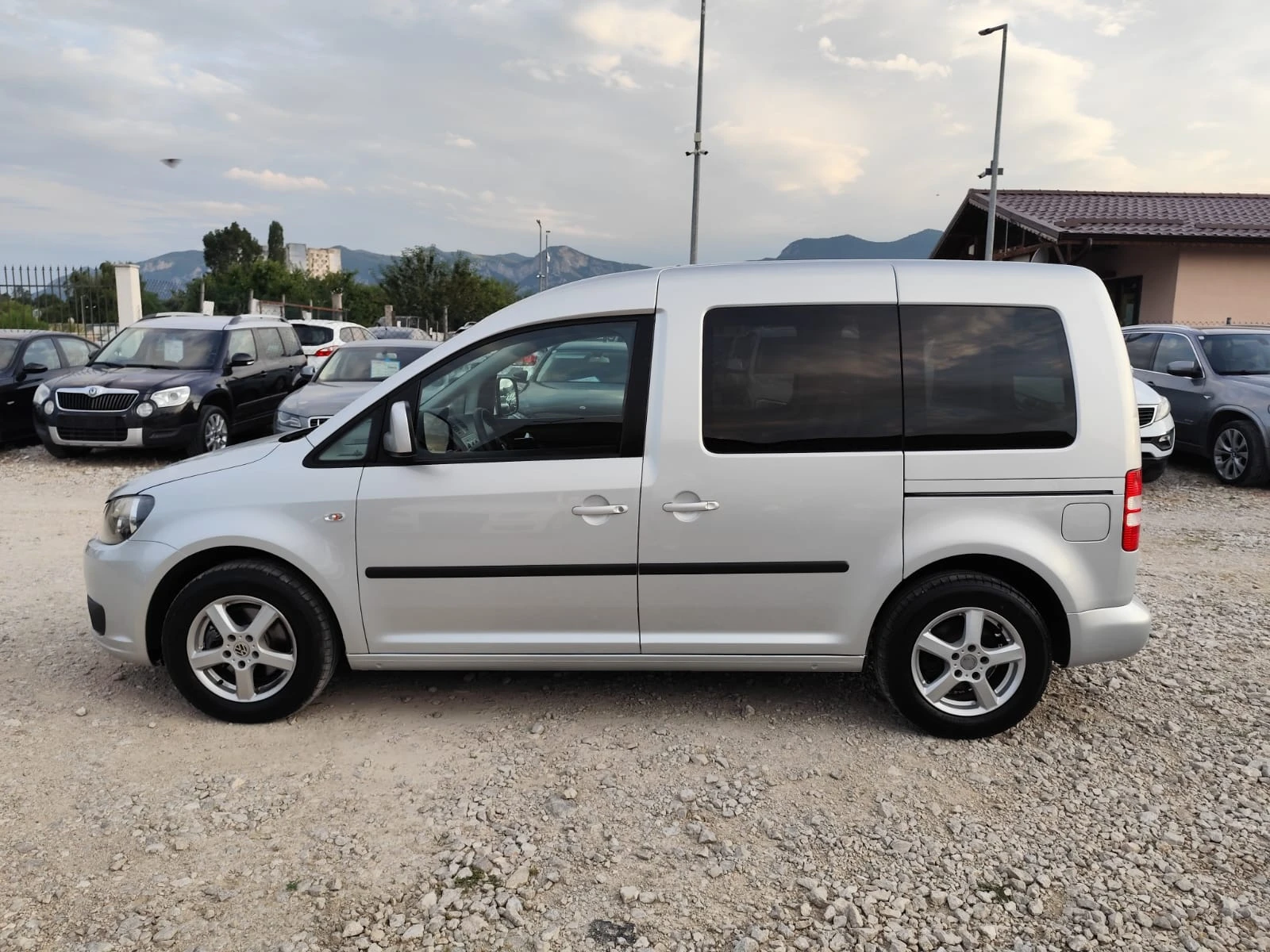 VW Caddy 1.6 дизел, снимка 10 - Автомобили и джипове - 55313269