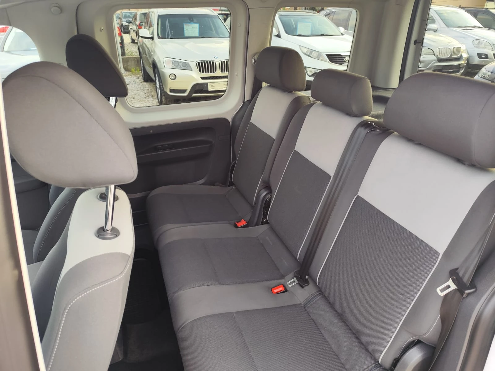 VW Caddy 1.6 дизел, снимка 14 - Автомобили и джипове - 55313269