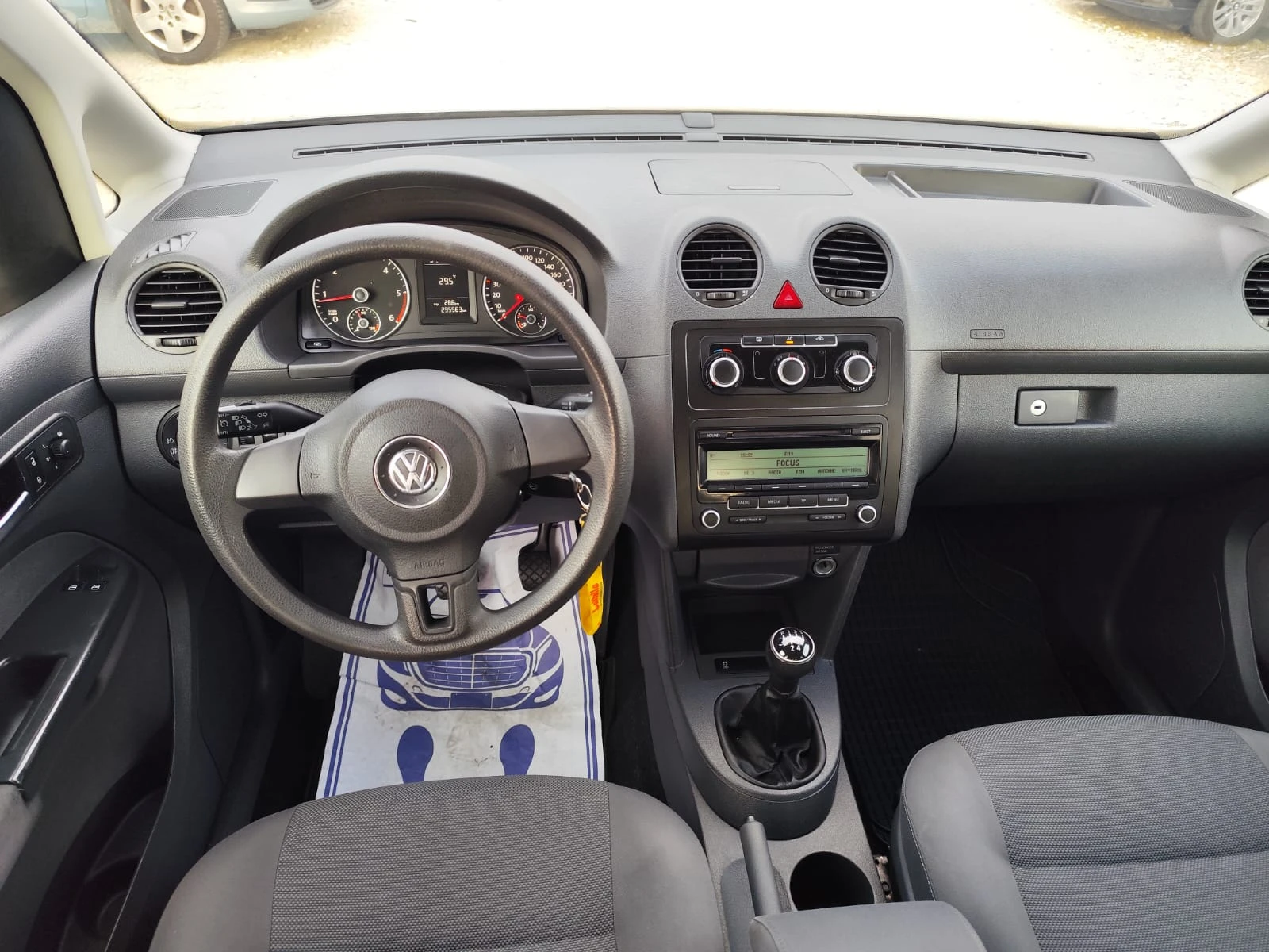 VW Caddy 1.6 дизел, снимка 12 - Автомобили и джипове - 55313269