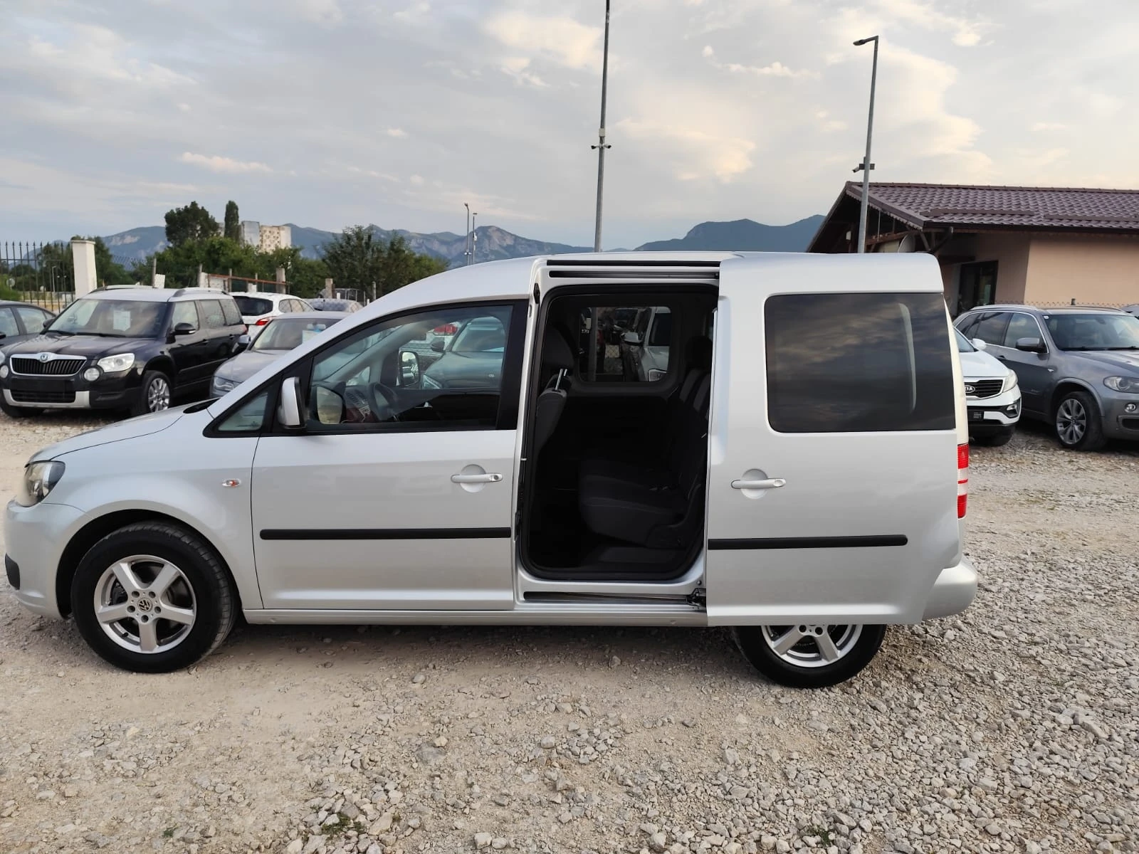 VW Caddy 1.6 дизел, снимка 11 - Автомобили и джипове - 55313269