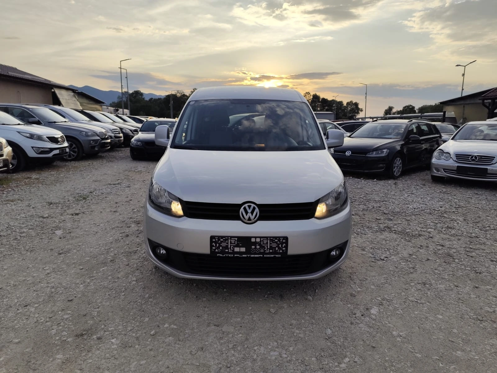 VW Caddy 1.6 дизел, снимка 2 - Автомобили и джипове - 55313269