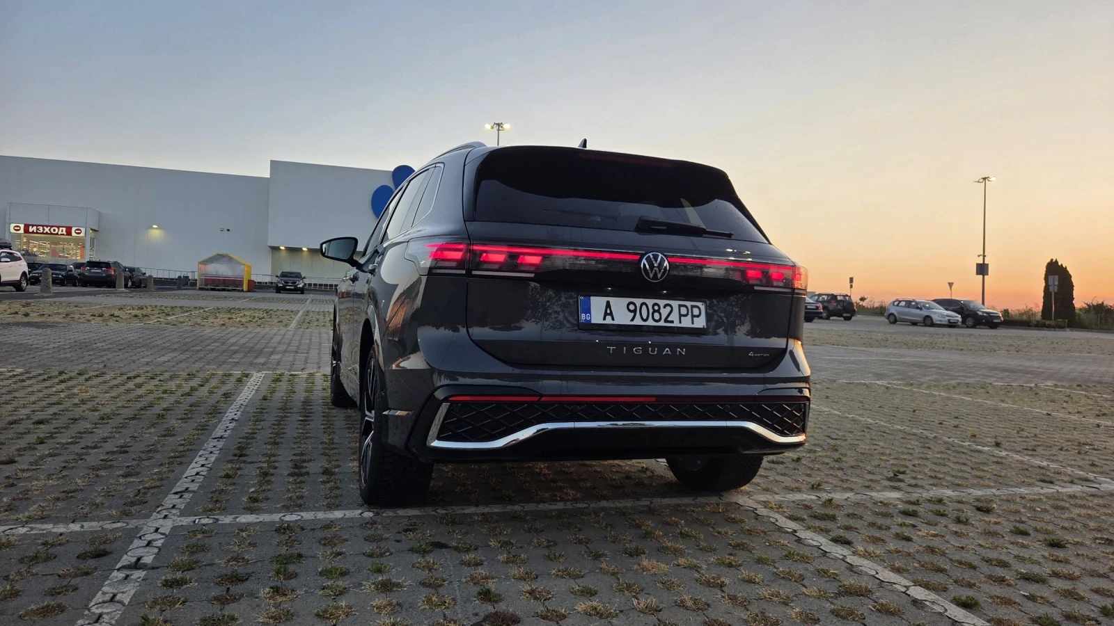 VW Tiguan R-line 2.0 TDI SCR 4MOTION DSG, снимка 4 - Автомобили и джипове - 54394187
