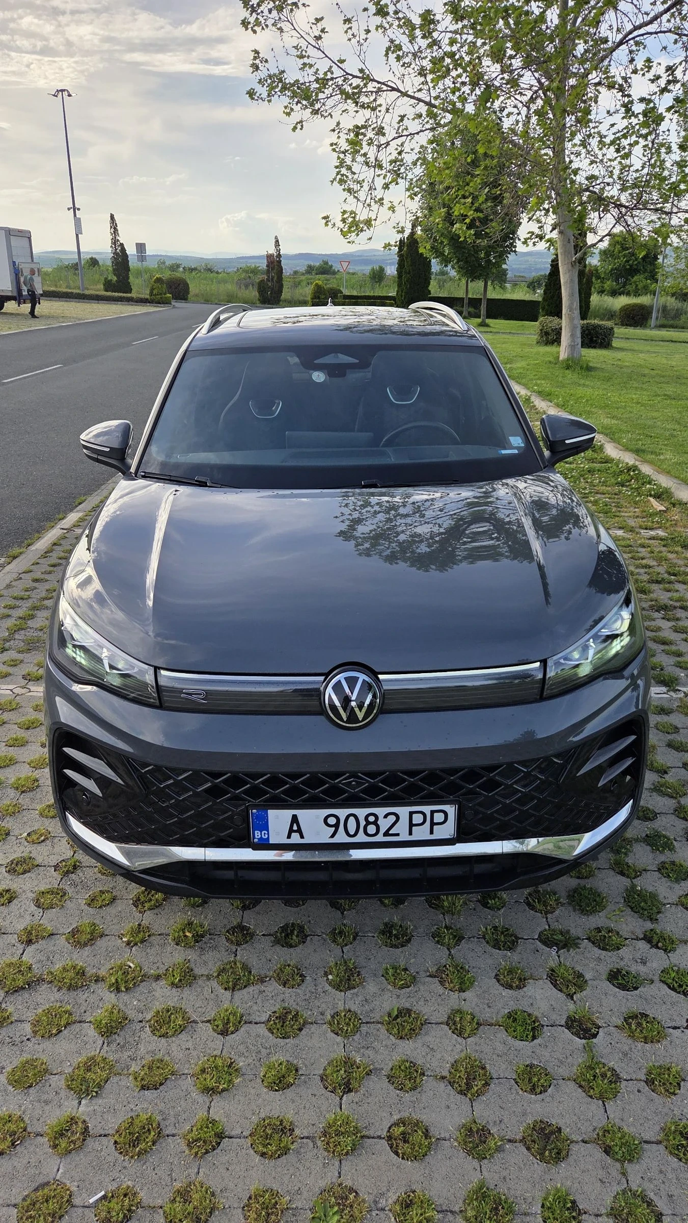 VW Tiguan R-line 2.0 TDI SCR 4MOTION DSG, снимка 5 - Автомобили и джипове - 54394187