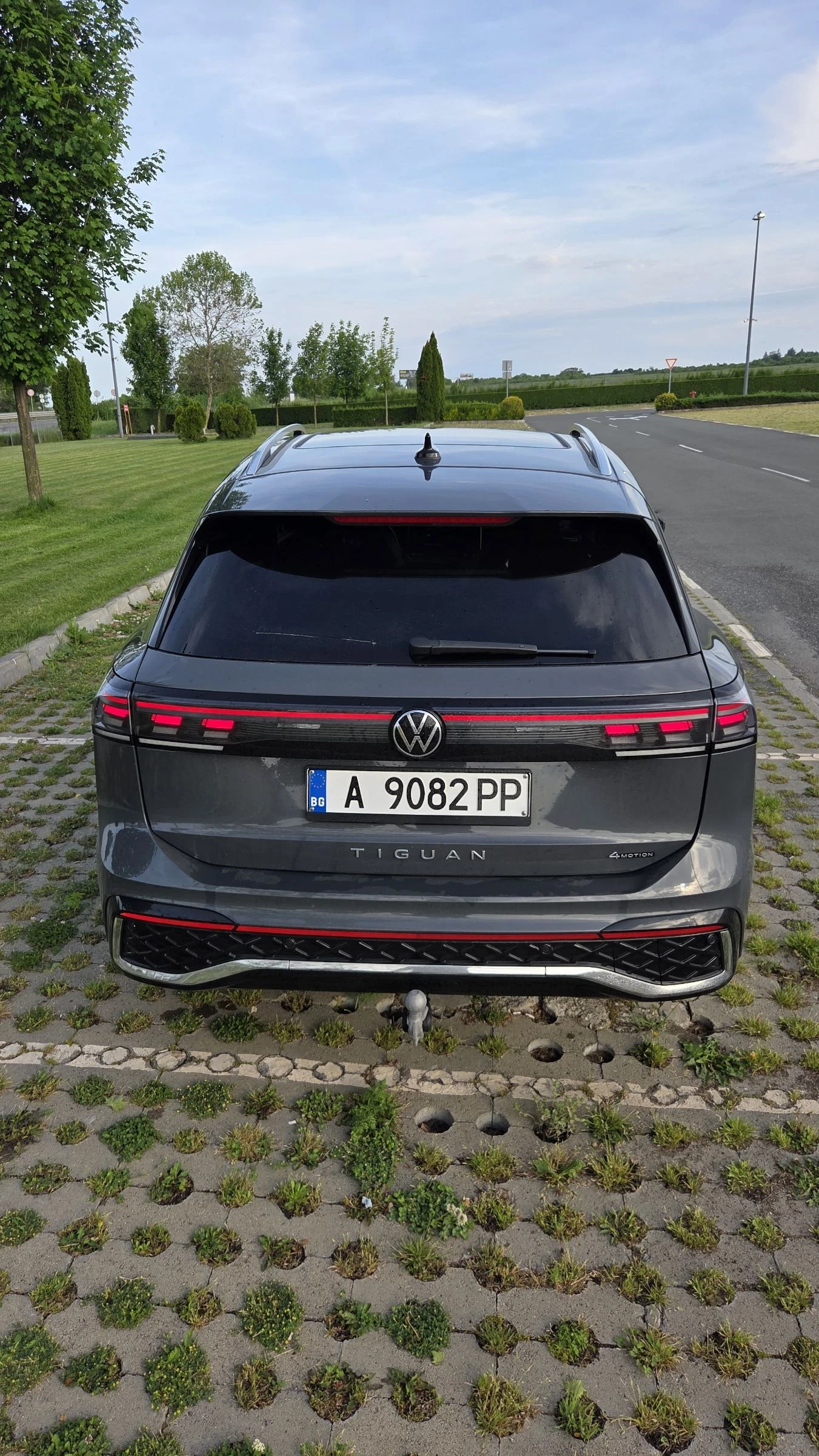 VW Tiguan R-line 2.0 TDI SCR 4MOTION DSG, снимка 6 - Автомобили и джипове - 54394187