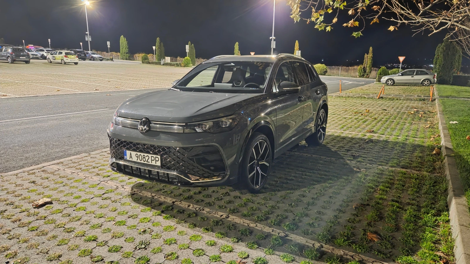 VW Tiguan R-line 2.0 TDI SCR 4MOTION DSG, снимка 3 - Автомобили и джипове - 54394187
