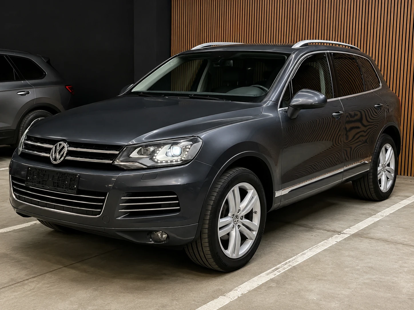 VW Touareg 3.0 TDI 245 КС:: 360::LED::NAVI::, снимка 2 - Автомобили и джипове - 55269414