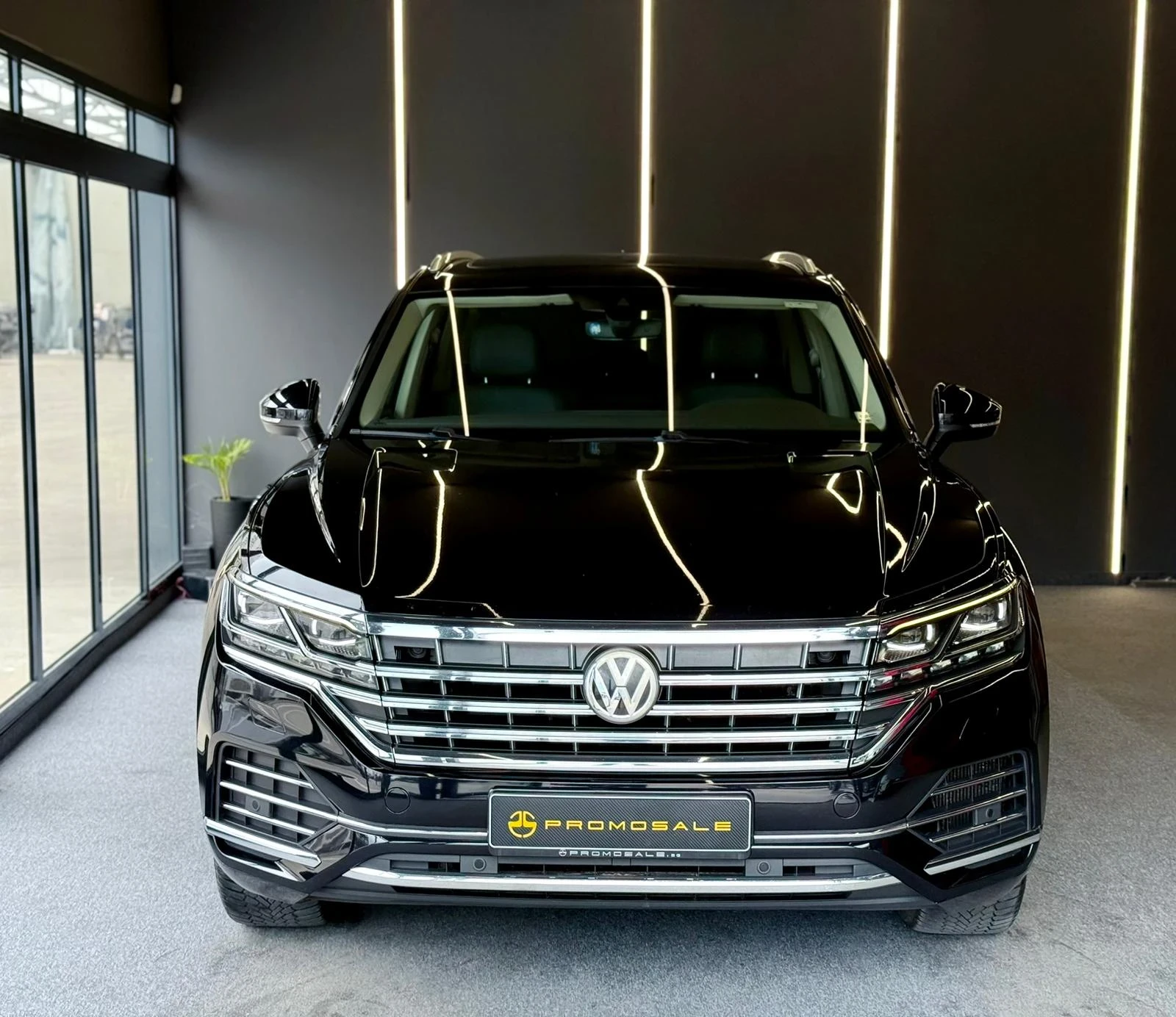VW Touareg 4 Motion* FULL* Pano* Подгрев* Обдух* Лизинг , снимка 2 - Автомобили и джипове - 56197504