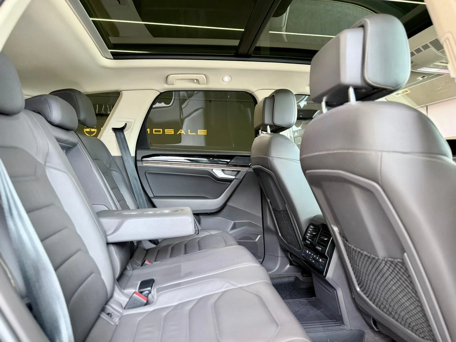 VW Touareg 4 Motion* FULL* Pano* Подгрев* Обдух* Лизинг , снимка 14 - Автомобили и джипове - 56197504