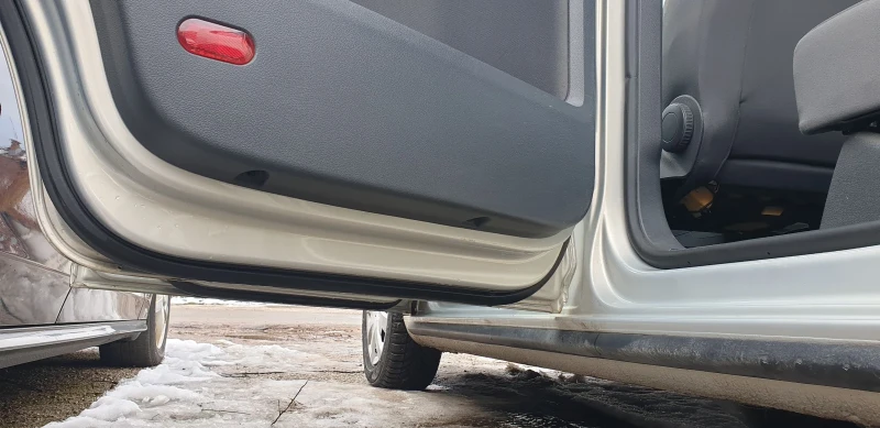 VW Touran 105 кс., снимка 13 - Автомобили и джипове - 53093550