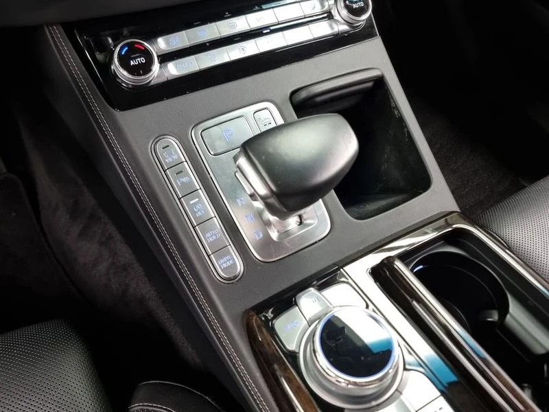 Genesis G90 3.8 Automatic, снимка 13 - Автомобили и джипове - 55606085