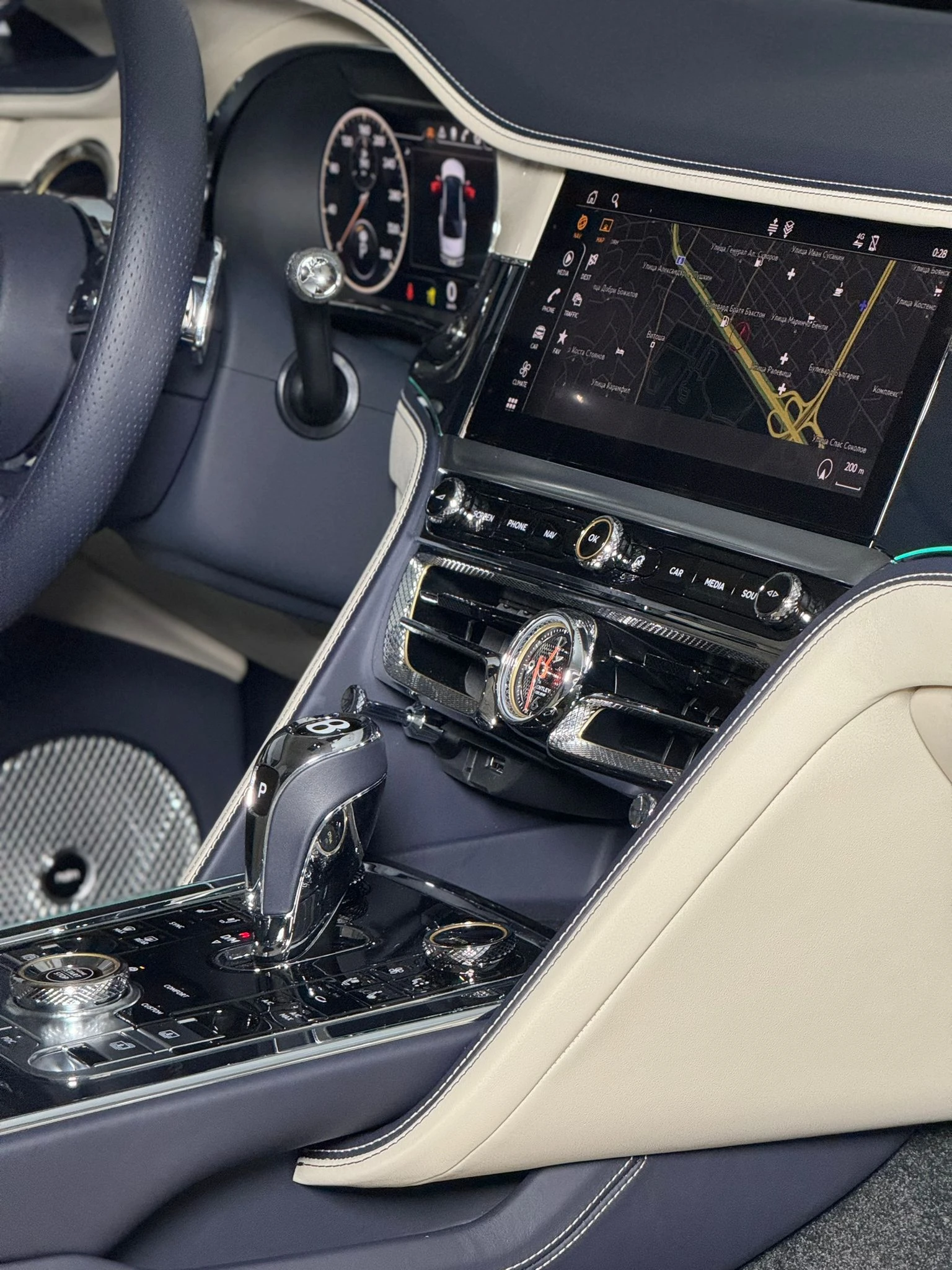 Bentley Flying Spur Azure* V8* TV* HuD* Naim* Гаранция , снимка 10 - Автомобили и джипове - 55024111