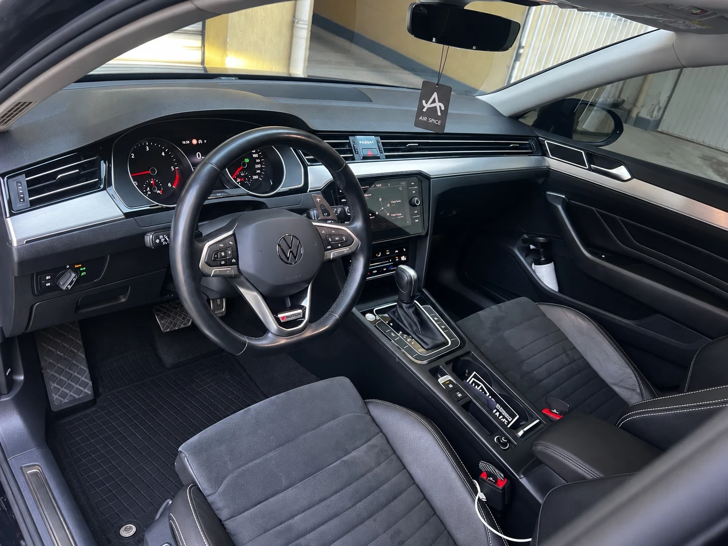 VW Passat 2.0 TDI * CarPlay* NAVI * ГАРАНЦИОНЕН * 4Motion * , снимка 10 - Автомобили и джипове - 56184534