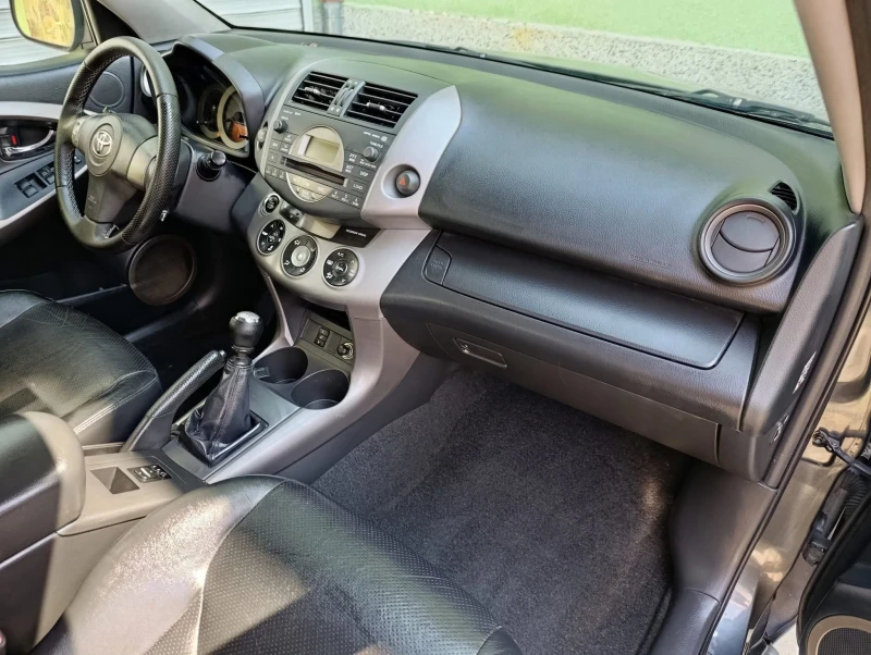 Toyota Rav4 2.2 d4d, снимка 11 - Автомобили и джипове - 52487678