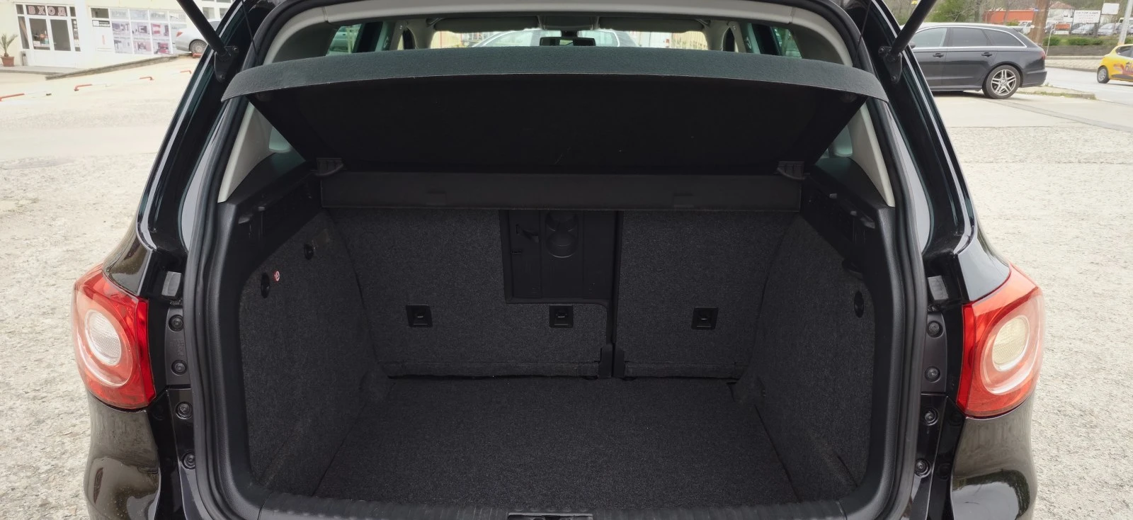 VW Tiguan 2.0D4x4, снимка 14 - Автомобили и джипове - 54266795