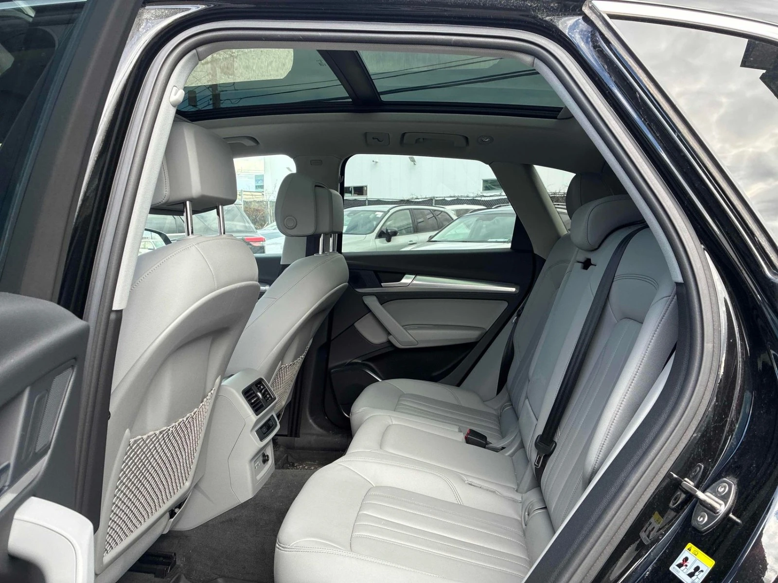 Audi Q5 KEYLESS* ПОДГРЕВ* М.ТОЧКА* КАМЕРА* PANO, снимка 11 - Автомобили и джипове - 54459612