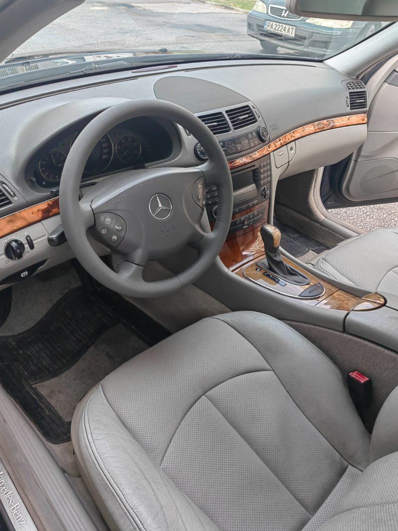 Mercedes-Benz E 220, снимка 12 - Автомобили и джипове - 43514975