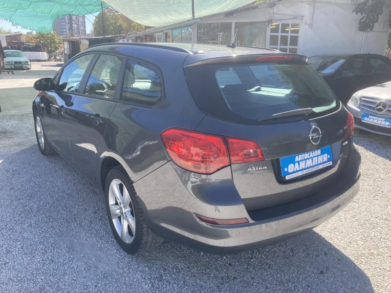 Opel Astra 1.7 CDTI, снимка 4 - Автомобили и джипове - 47436408