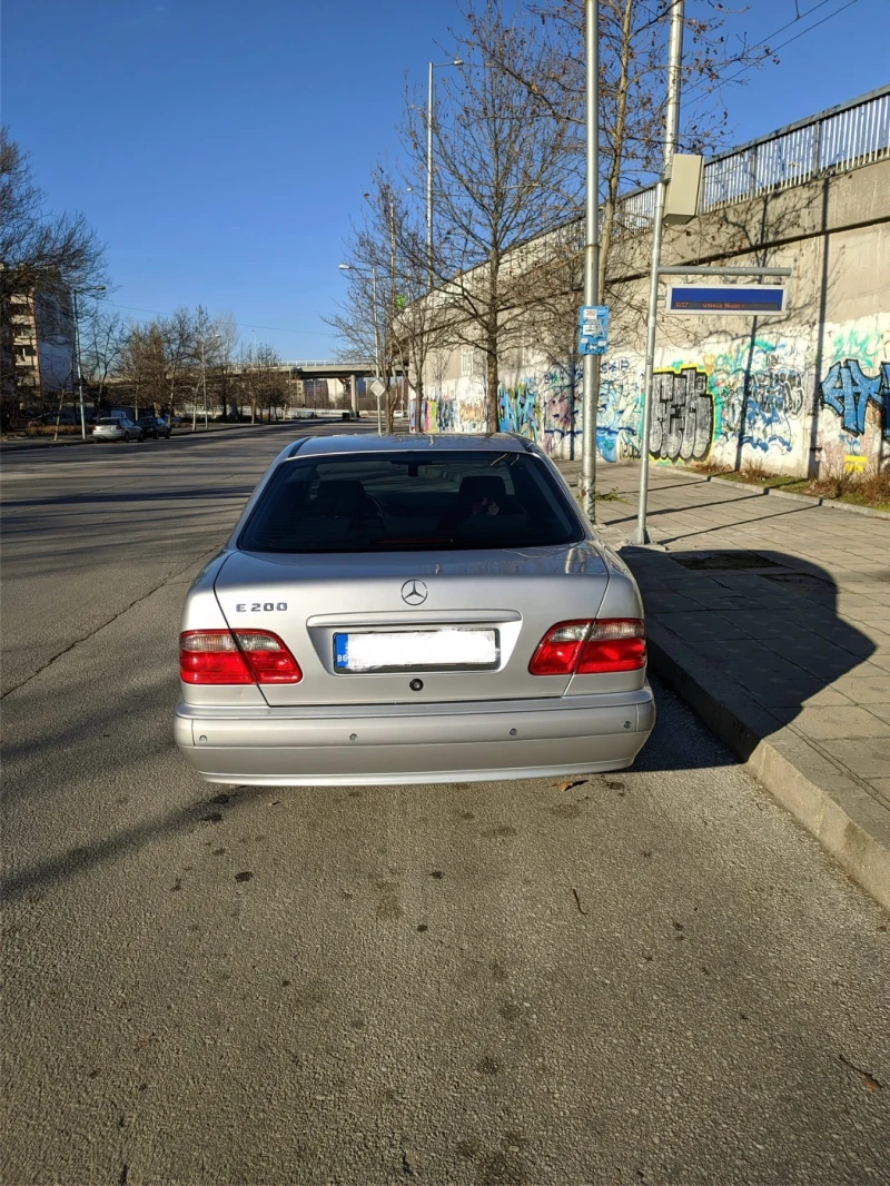 Mercedes-Benz E 200 Classic, снимка 3 - Автомобили и джипове - 49205327