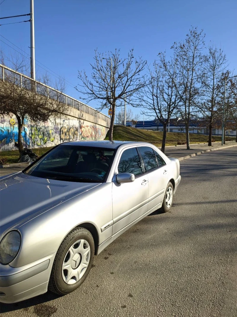 Mercedes-Benz E 200 Classic, снимка 4 - Автомобили и джипове - 49205327