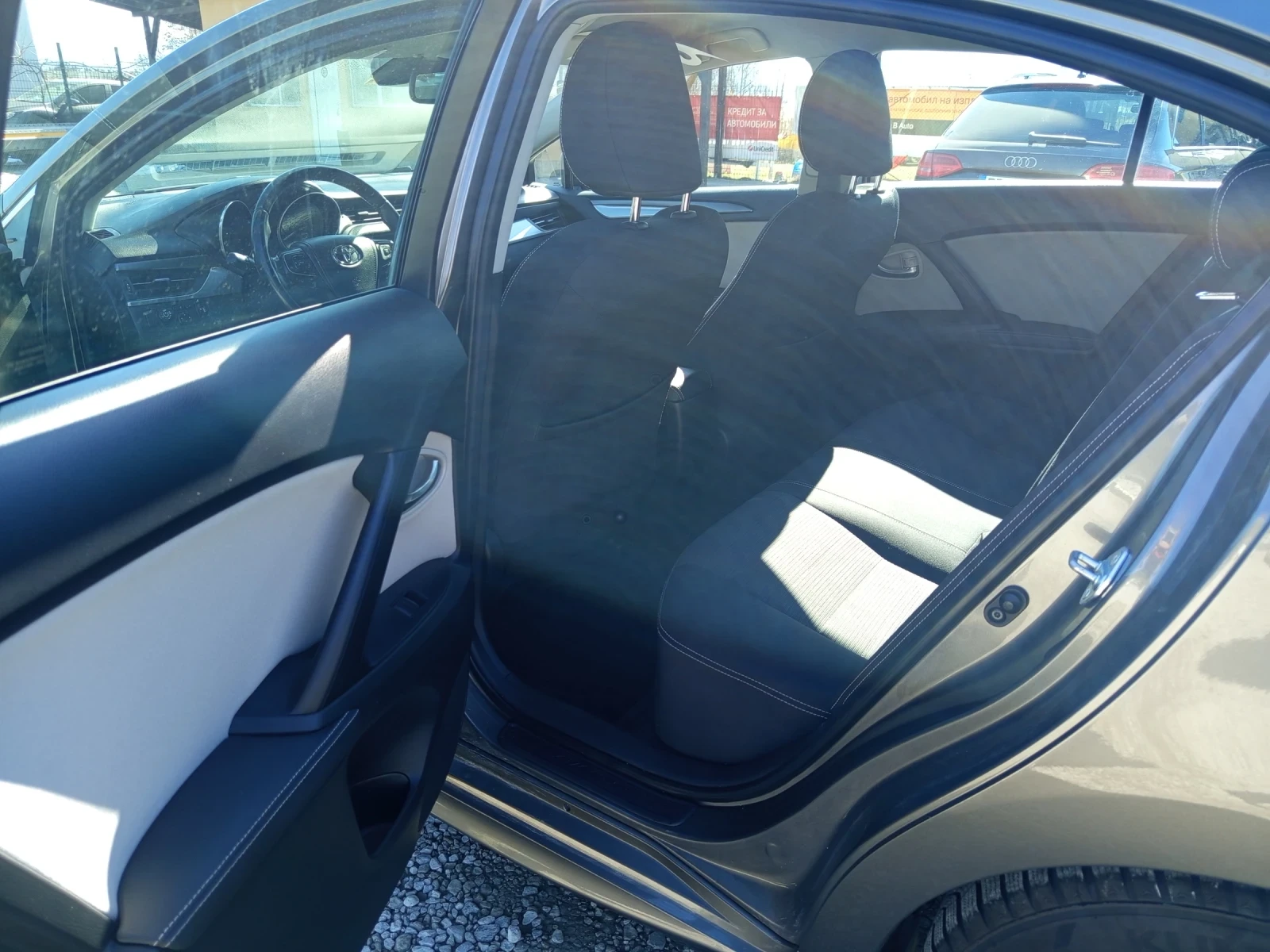 Toyota Avensis 1.8 - Газов Инжекцион!, снимка 12 - Автомобили и джипове - 53721932