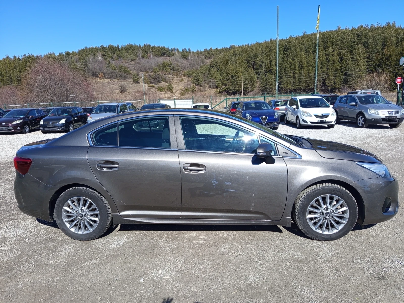 Toyota Avensis 1.8 - Газов Инжекцион!, снимка 13 - Автомобили и джипове - 53721932