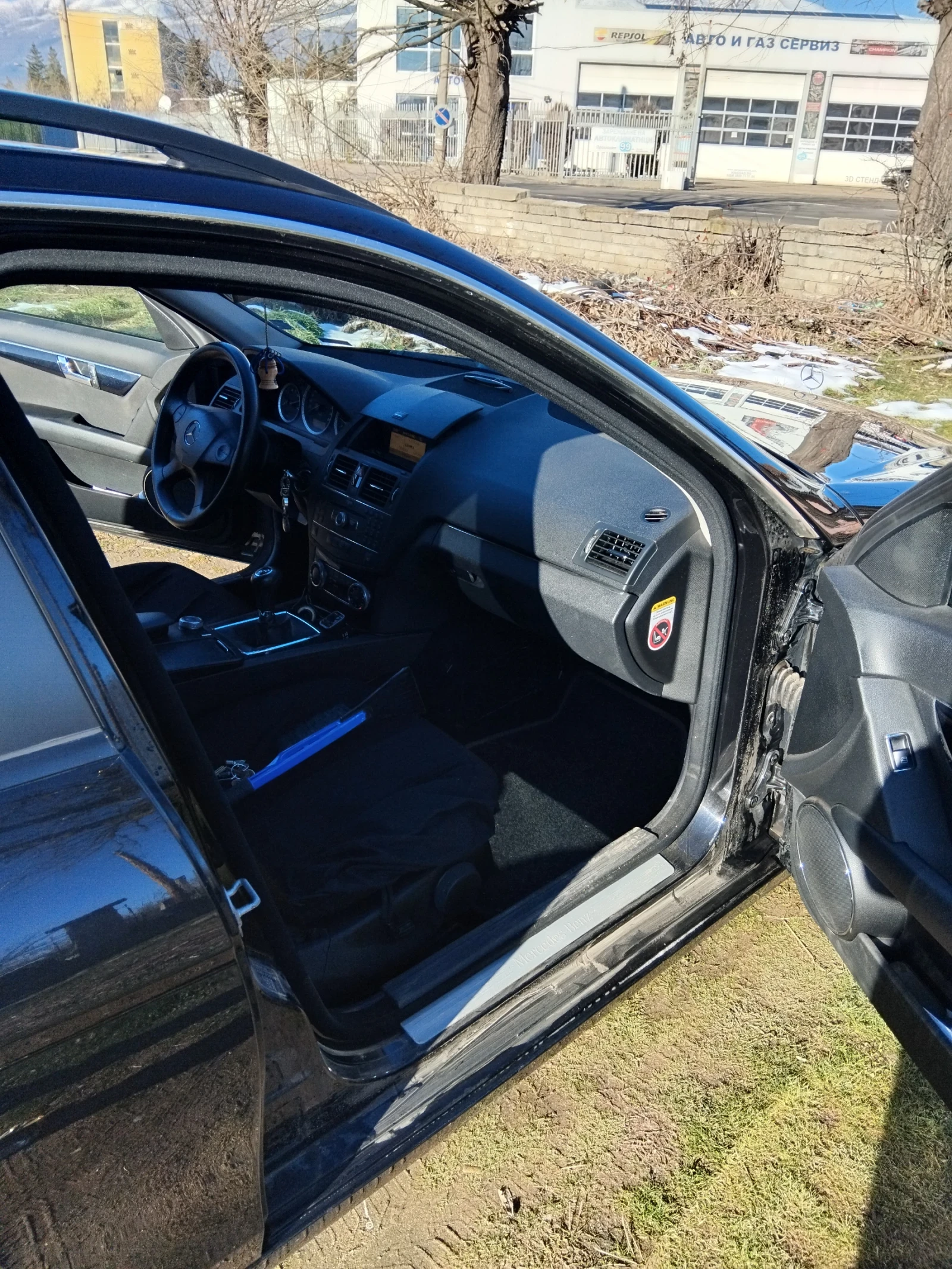 Mercedes-Benz C 220 Лек, снимка 4 - Автомобили и джипове - 55232132