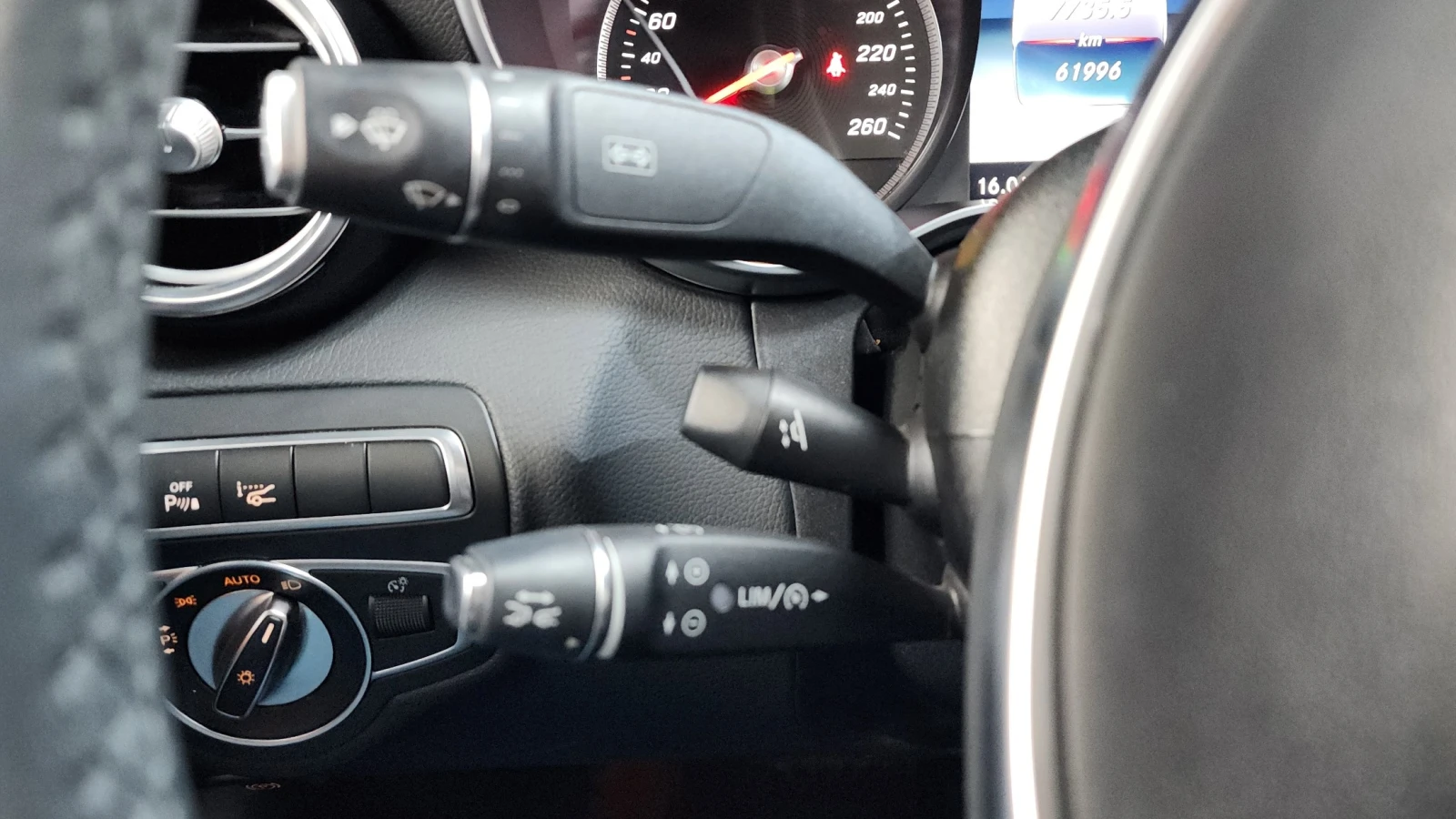 Mercedes-Benz C 350 e PLUG IN HYBRID * HUD * ПОДГРЕВ * КАМЕРА * ЛЮК, снимка 15 - Автомобили и джипове - 56325312
