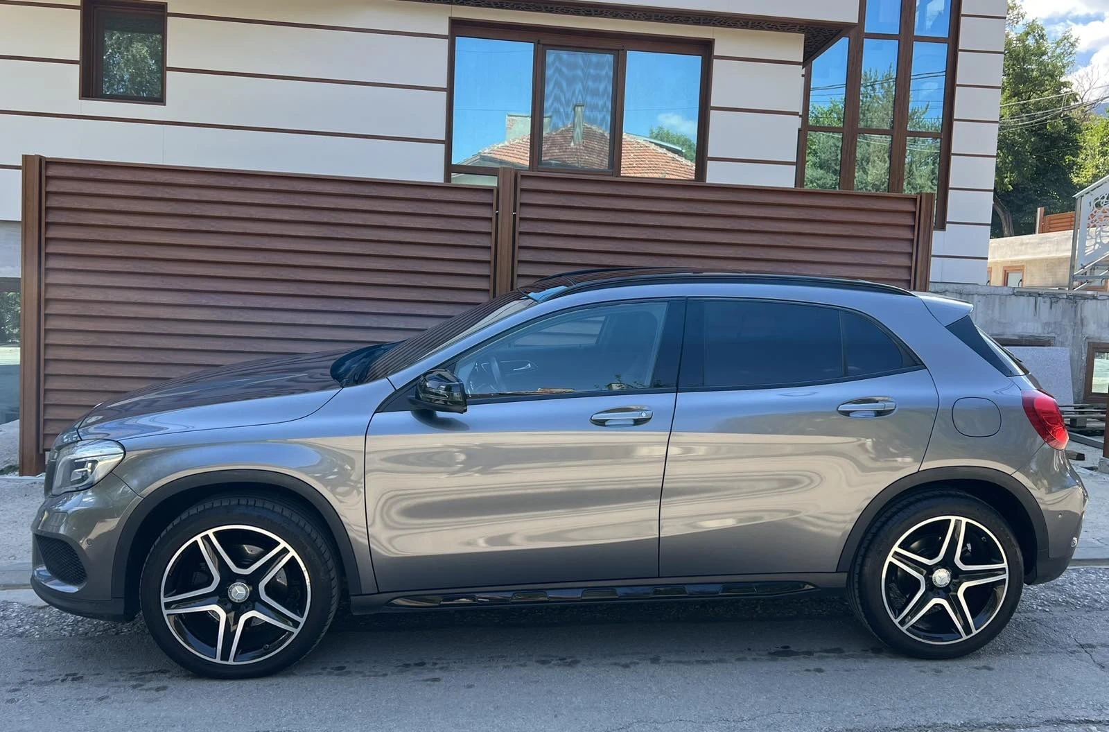 Mercedes-Benz GLA 220 AMG LINE! 4MATIC/ KEYLESS GO/ ПАНОРАМА, снимка 4 - Автомобили и джипове - 53989859