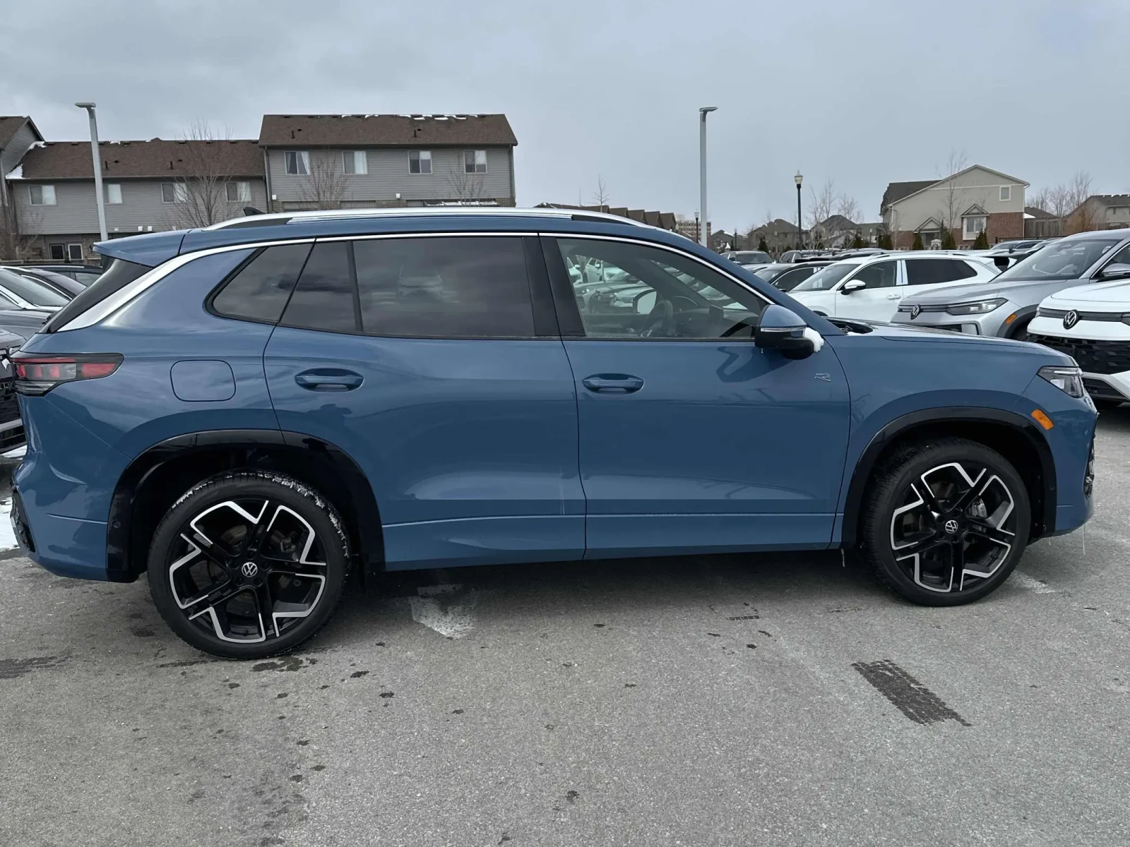 VW Tiguan Highline R-Line 2.0T, снимка 4 - Автомобили и джипове - 54274476