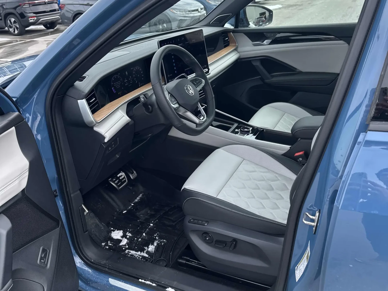 VW Tiguan Highline R-Line 2.0T, снимка 6 - Автомобили и джипове - 54274476